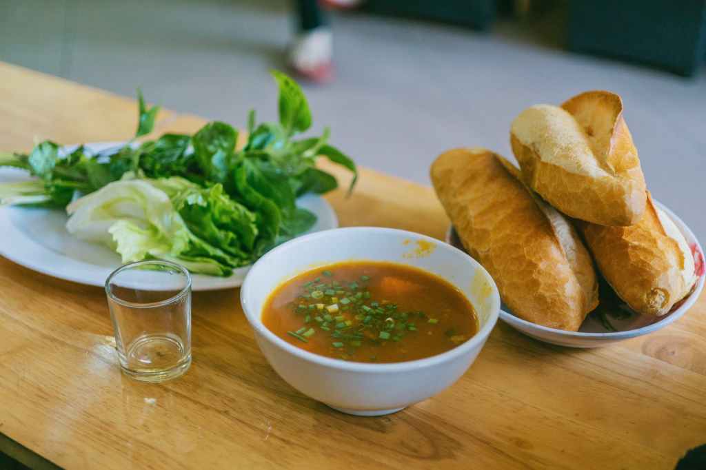Healthy cafeteria soup, salad, and bread.